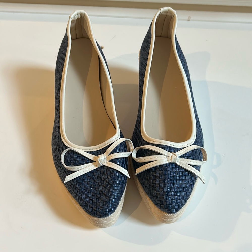 Blue and White Wedge Shoes with Textured Fabric and Bow.Point Toe Block Heels.